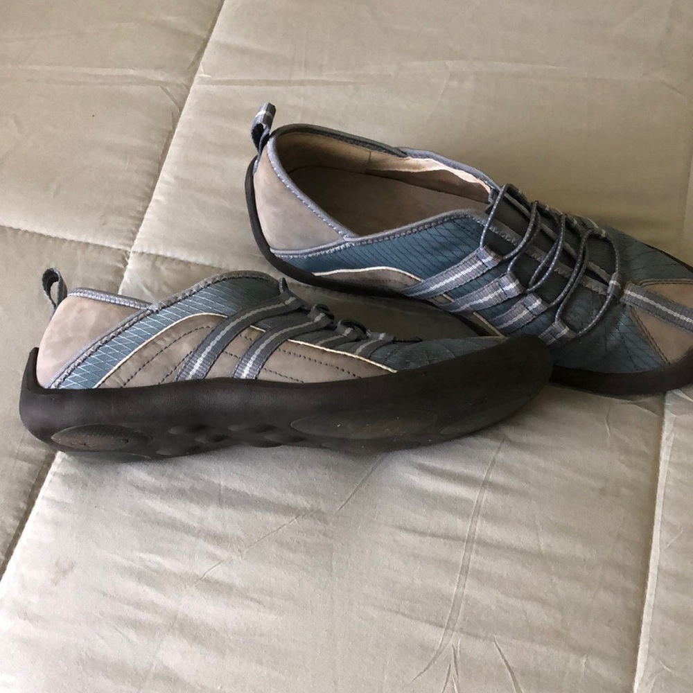 Privo by Clarks slip on women’s casual sneakers. Size 9. In very good shape.
